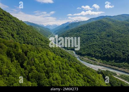 Panorama aérien paysage de la route entre les montagnes à la journée ensoleillée. Scène de transport. Vue aérienne de l'autoroute. Banque D'Images