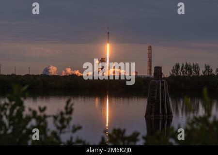 Patrick Space Force base, Floride, États-Unis. 17th décembre 2022. Une fusée Falcon 9 transportant la charge utile Starlink 4-37 est lancée depuis le Space Launch Complex 39A au Kennedy Space Center, en Floride, en décembre. 17, 2022. Starlink est le nom d'un réseau satellite développé par la compagnie de vol spatial privée SpaceX pour fournir un accès Internet à bas prix à des endroits éloignés. (Photo de Joshua Conti) crédit : États-Unis Space Force/ZUMA Press Wire Service/ZUMAPRESS.com/Alamy Live News Banque D'Images