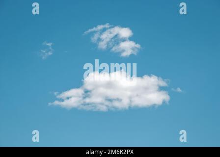 Ciel bleu d'été avec peu de nuages clairsemés, paysage de nuages idyllique avec espace de copie Banque D'Images