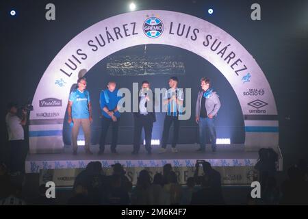 Porto Alegre, Brésil. 04th janvier 2023. Le joueur Luis Suarez pendant la conférence de presse après une présentation officielle aux fans de Arena do Grêmio. Luis Suarez, attaquant international uruguayen, a signé un contrat de deux ans avec le club brésilien Grêmio. Credit: Brésil photo Press/Alamy Live News Banque D'Images