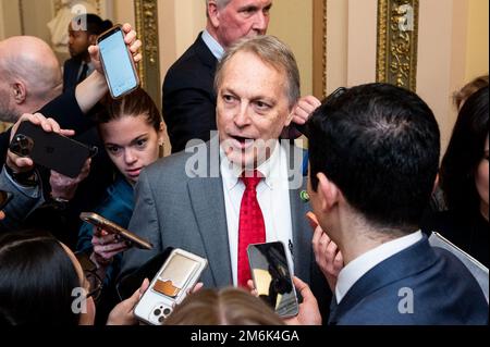 Washington, États-Unis. 04th janvier 2023. ÉTATS-UNIS Le représentant Andy Biggs (R-AZ) s'est exprimé avec des journalistes près de la Chambre des représentants aux États-Unis Capitole. Crédit : SOPA Images Limited/Alamy Live News Banque D'Images