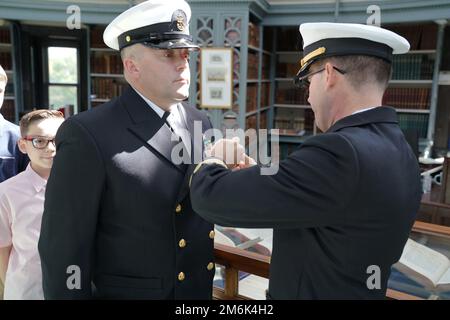 Le chef de Seabee Michael Baxter (à gauche) a la Médaille de mention élogieuse de la Marine épinglée à son uniforme par Cmdr. Sterling Ingram (à droite), officier des travaux publics de NAVFAC, Washington, au cours d'une cérémonie de retraite tenue à bord de l'Observatoire naval des États-Unis. Banque D'Images