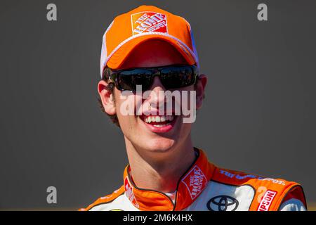 DAYTONA BEACH, FL - 13 FÉVRIER 2011 : Joey Logano (20) attend pour se qualifier pour la course Daytona 500 au Daytona International Speedway à Daytona Beach, FL. Banque D'Images