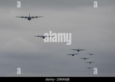 Fort Worth, Texas, États-Unis. 11th décembre 2022. La Garde nationale aérienne du Texas (136th Airlift Wing) a volé la flotte entière d'appareils C-130J Super Hercules dans une formation de huit navires, le 11 décembre 2022, à la base de réserve commune de la base aérienne navale de fort Worth, Texas. Le 136th AW a reçu son huitième et dernier C-130J dans le cadre de sa conversion totale de flotte et a dépassé 200 000 heures de vol sans incident de classe A en 2022. (Photo de Laura Weaver) crédit : États-Unis Garde nationale/ZUMA Press Wire Service/ZUMAPRESS.com/Alamy Live News Banque D'Images