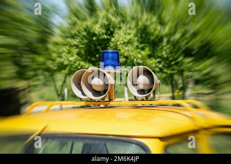 Un système d'avertissement sonore et visuel d'urgence est installé sur une ancienne machine de police Banque D'Images