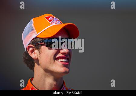 DAYTONA BEACH, FL - 13 FÉVRIER 2011 : Joey Logano (20) attend pour se qualifier pour la course Daytona 500 au Daytona International Speedway à Daytona Beach, FL. Banque D'Images