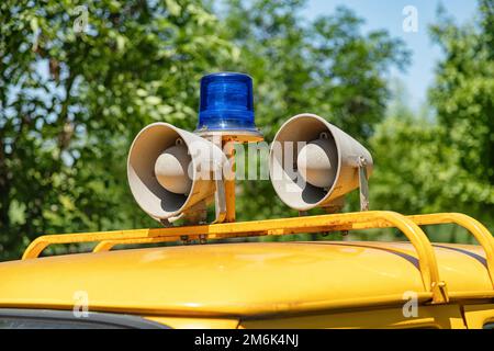 Un système d'avertissement sonore et visuel d'urgence est installé sur une ancienne machine de police Banque D'Images