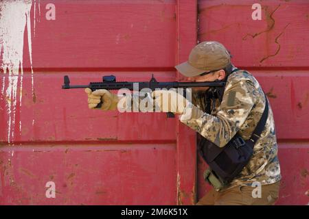 Soldat militaire dans le camp de chaussures. Homme en uniforme tactique avec arme à feu ou arme. Entraînement tactique de combat de camp. Tireur avec g Banque D'Images