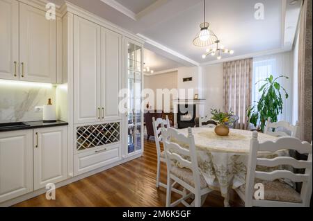 Moderne blanc grande cuisine luxueuse et salle à manger dans le studio Banque D'Images