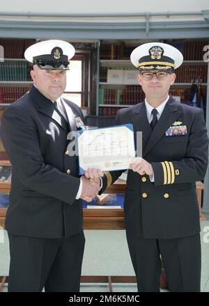 Le chef de Seabee Michael Baxter (à gauche) a reçu la Médaille de mention élogieuse de la Marine par Cmdr. Sterling Ingram (à droite), officier des travaux publics de NAVFAC, Washington, au cours d'une cérémonie de retraite tenue à bord de l'Observatoire naval des États-Unis. Banque D'Images