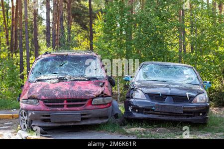 Beaucoup de voitures cassées après un accident de la circulation dans le parking d'une station de restauration sur la rue. Dommages à la carrosserie de la voiture wor Banque D'Images