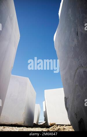 Dépôt de blocs de marbre blanc statuaire Banque D'Images
