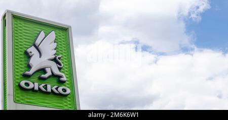 Un réseau de stations-service en Ukraine OKKO avec un magasin et un café. Logo sur un ciel bleu avec des nuages. Commerce de détail de pétrole Banque D'Images