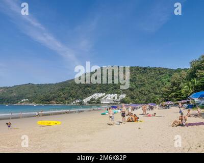 Phuket, Thaïlande - 27 décembre 2022: Une scène surpeuplée à la plage de Nai Harn située sur l'île de Phuket, en Thaïlande. Banque D'Images