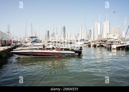 Cartagena, Colombie - 31 décembre 2022 : port maritime au coeur de la ville de Carthagène. Excursions en bateau dans la mer des Caraïbes, attraction touristique populaire Banque D'Images