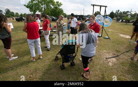 Le commandant de garnison, le colonel Ryan Hanson, au centre, et d'autres membres de la communauté de fort Jackson s'abonnent pour des laissez-passer de saison au parc aquatique du parc Palmetto pendant le 29 avril d'amusement familial du Service à l'enfance et à la jeunesse de 2022 au parc Patriots. Banque D'Images