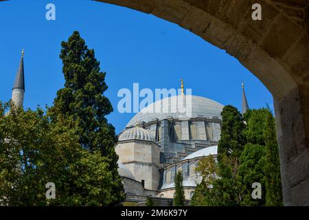 Vue extérieure du dôme dans l'architecture ottomane en Turquie Banque D'Images