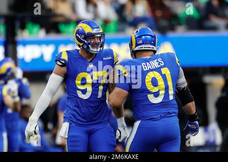 INGLEWOOD, CA - DÉCEMBRE 25 : le défi défensif des Rams de Los Angeles Michael Hoecht (97) fête avec le défi défensif des Rams de Los Angeles Greg gaines (91) Banque D'Images