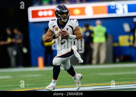 INGLEWOOD, CA - DÉCEMBRE 25 : le quarterback de Denver Broncos Russell Wilson (3) se déroule pendant les Denver Broncos vs Los Angeles Rams au stade Sofi Banque D'Images