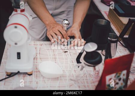 Le barista prépare le café moulu avec le sabotage et prépare le café dans le café. Banque D'Images