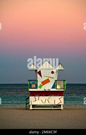 Lifeguard versé sur la plage vide en décembre à Miami Beach, Floride Banque D'Images