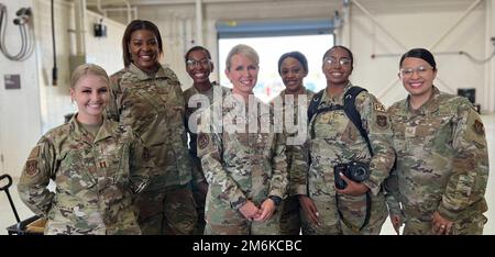 Des membres de l'escadre de combat de 301st et le général de division Laura L. Lenderman (au centre) posent pour une photo à la base aérienne de Dyess, au Texas, sur 29 avril 2022. Le Sommet des femmes a célébré les 80th anniversaires du programme des pilotes du Service des femmes de la Force aérienne, Wasps, de la Force aérienne 8th et de l’Escadre du transport aérien 317th. Banque D'Images