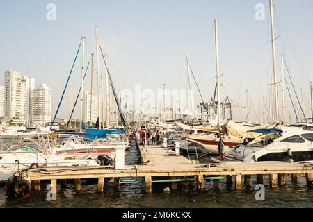 Cartagena, Colombie - 31 décembre 2022 : port maritime au coeur de la ville de Carthagène. Excursions en bateau dans la mer des Caraïbes, attraction touristique populaire Banque D'Images