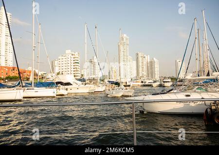 Cartagena, Colombie - 31 décembre 2022 : port maritime au coeur de la ville de Carthagène. Excursions en bateau dans la mer des Caraïbes, attraction touristique populaire Banque D'Images