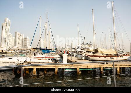 Cartagena, Colombie - 31 décembre 2022 : port maritime au coeur de la ville de Carthagène. Excursions en bateau dans la mer des Caraïbes, attraction touristique populaire Banque D'Images