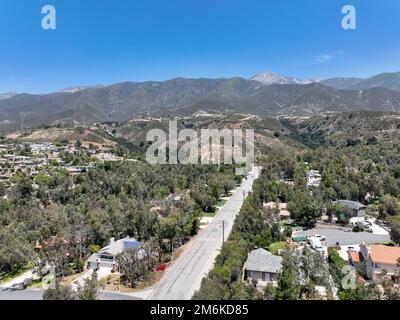 Vue aérienne de la riche communauté d'Alta Loma et de la chaîne de montagnes. Banque D'Images