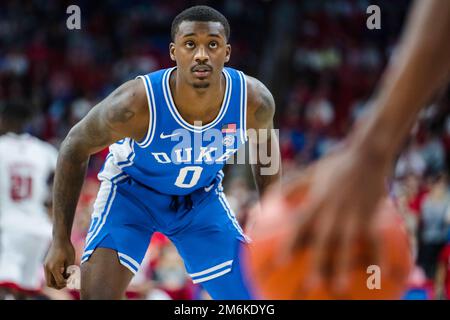 Duke Blue Devils forward Dariq Whitehead (0) défend pendant le match de basket-ball de l'université NCAA entre les Duke Blue Devils et le NC State Wolfpack à la PNC Arena le samedi 4 janvier 2023 à Raleigh, en Caroline du Nord. Jacob Kupferman/CSM Banque D'Images