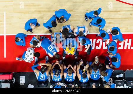 Le banc Duke se réunit pendant une période de temps au cours du match de basket-ball du NCAA College entre les Duke Blue Devils et le Wolfpack d'État de Caroline du Nord à l'arène PNC, le samedi 4 janvier 2023 à Raleigh, en Caroline du Nord. Jacob Kupferman/CSM Banque D'Images