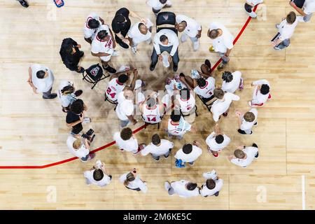 Le banc Wolfpack de l'État de Caroline du Nord se réunit pendant une période d'inactivité au cours du match de basket-ball du NCAA College entre les Duke Blue Devils et le Wolfpack de l'État de Caroline du Nord au PNC Arena, le samedi 4 janvier 2023 à Raleigh, en Caroline du Nord. Jacob Kupferman/CSM Banque D'Images