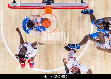 Le centre des Blue Devils de Duke Kyle Filipowski (30) dunks pendant le match de basketball du Collège NCAA entre les Blue Devils de Duke et le Wolfpack d'État de NC à l'arène PNC, samedi 4 janvier 2023 à Raleigh, en Caroline du Nord. Jacob Kupferman/CSM Banque D'Images