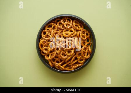 Vue de dessus d'un bol avec des bretzels salés Banque D'Images