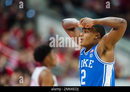 Jaylen Blakes, garde des Blue Devils du duc (2), réagit pendant le match de basket-ball du Collège NCAA entre les Blue Devils du duc et le Wolfpack de l'État de Caroline du Nord à l'arène PNC, samedi 4 janvier 2023, à Raleigh, en Caroline du Nord. Jacob Kupferman/CSM Banque D'Images