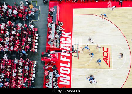 Les deux équipes se préparent pour un rebond lors du match de basket-ball du NCAA College entre les Duke Blue Devils et le Wolfpack d'État de Caroline du Nord à l'arène PNC, le samedi 4 janvier 2023 à Raleigh, en Caroline du Nord. Jacob Kupferman/CSM Banque D'Images