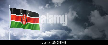 Drapeau kenyan sur un ciel nuageux Banque D'Images