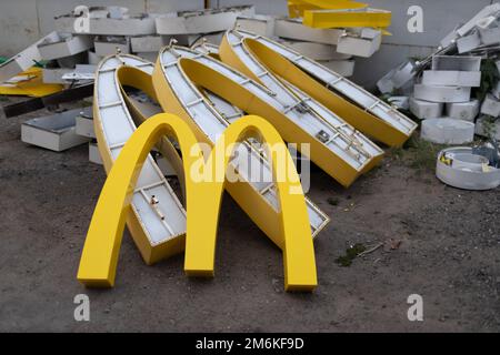 Moscou, Russie - 06.21.2022: McDonald's logo lettre caractère M sur sale tas de déchets vider déchets déchets déchets. Restauration rapide et sa Banque D'Images