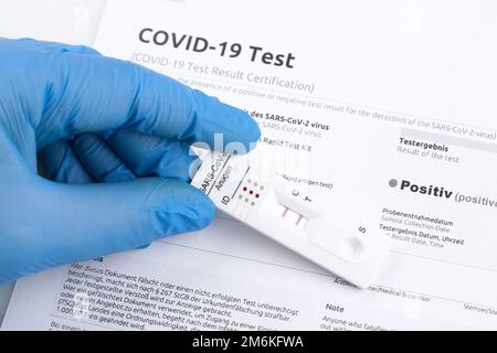 Résultat positif en utilisant un dispositif de test rapide pour COVID-19. Banque D'Images