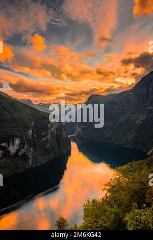 Coucher de soleil sur le Geirangerfjord et la cascade des sept Sœurs, Norvège Banque D'Images