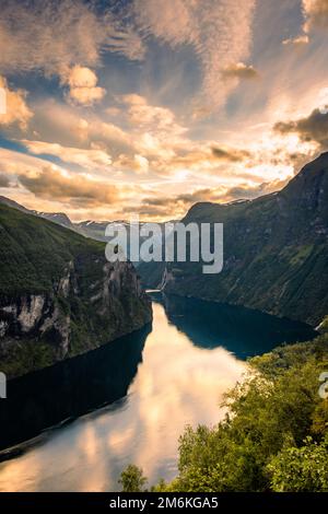 Coucher de soleil sur le Geirangerfjord et la cascade des sept Sœurs, Norvège Banque D'Images