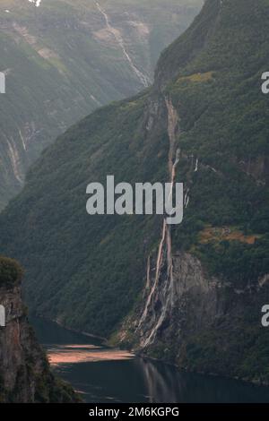 Coucher de soleil sur le Geirangerfjord et la cascade des sept Sœurs, Norvège Banque D'Images