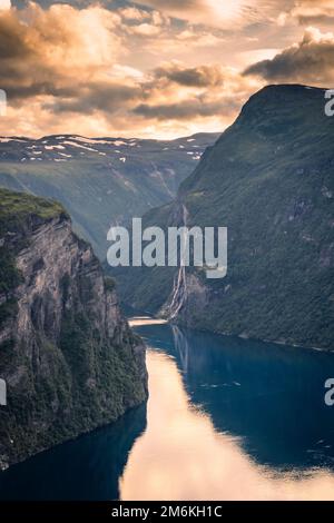 Coucher de soleil sur le Geirangerfjord et la cascade des sept Sœurs, Norvège Banque D'Images