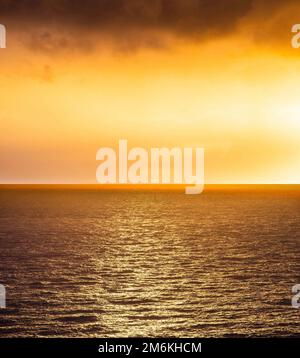 Incroyable coucher du soleil sur la mer Banque D'Images