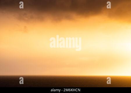 Incroyable coucher du soleil sur la mer Banque D'Images