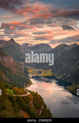 Coucher de soleil sur le Geirangerfjord et la cascade des sept Sœurs, Norvège Banque D'Images