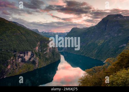 Coucher de soleil sur le Geirangerfjord et la cascade des sept Sœurs, Norvège Banque D'Images