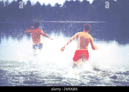 Groupe d'amis qui s'amusent sur la plage. Banque D'Images