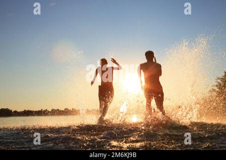 Groupe d'amis qui s'amusent sur la plage. Banque D'Images